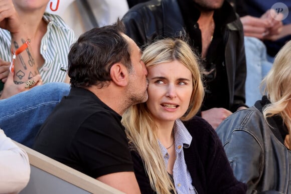 Gilles Lellouche, sa compagne Alizée Guinochet - Célébrités dans les tribunes de la finale homme des Internationaux de France de tennis de Roland Garros 2024 à Paris le 9 juin 2024. © Jacovides-Moreau/Bestimage 