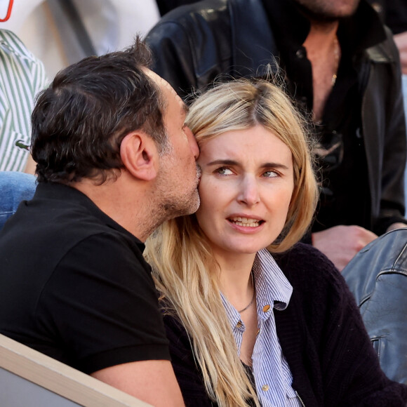 Gilles Lellouche, sa compagne Alizée Guinochet - Célébrités dans les tribunes de la finale homme des Internationaux de France de tennis de Roland Garros 2024 à Paris le 9 juin 2024. © Jacovides-Moreau/Bestimage 