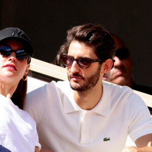 Pierre Niney et sa compagne Natasha Andrews - Célébrités dans les tribunes de la finale homme des Internationaux de France de tennis de Roland Garros 2024 à Paris le 9 juin 2024. © Jacovides-Moreau/Bestimage 