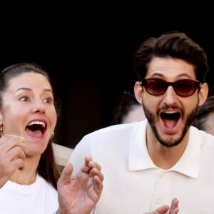 Pierre Niney et sa compagne Natasha Andrews - Célébrités dans les tribunes de la finale homme des Internationaux de France de tennis de Roland Garros 2024 à Paris le 9 juin 2024. © Jacovides-Moreau/Bestimage 