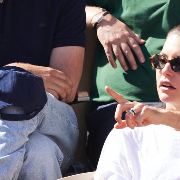 Pierre Niney et sa compagne Natasha Andrews - Célébrités dans les tribunes de la finale homme des Internationaux de France de tennis de Roland Garros 2024 à Paris le 9 juin 2024. © Jacovides-Moreau/Bestimage 