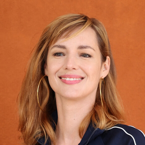 Louise Bourgoin - Célébrités au village lors des Internationaux de France de tennis de Roland Garros 2024 à Paris le 9 juin 2024. 