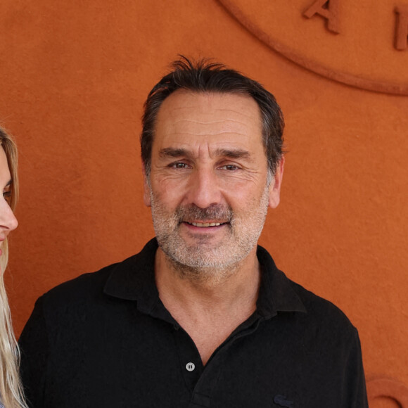 Gilles Lellouche et sa compagne Alizée Guinochet - Célébrités au village lors des Internationaux de France de tennis de Roland Garros 2024 à Paris le 9 juin 2024. 