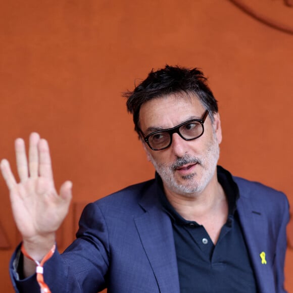 Yvan Attal - Célébrités au village lors des Internationaux de France de tennis de Roland Garros 2024 à Paris le 9 juin 2024. 