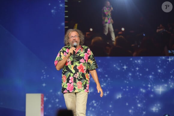 Le chanteur Antoine - 13ème édition des trophées APAJH 2017 (Association de Placement et d'Aide aux Jeunes Handicapés) au Carousel du Louvre à Paris, France, le 07 novembre 2017. Les Trophées APAJH, est aussi une soirée où les artistes s'engagent aux côtés de l'APAJH pour mêler leurs talents à ceux des artistes du mouvement APAJH. Cette année, les rythmes des Antilles et l'invitation au voyage marqueront de leur empreinte la scène des Trophées APAJH : P. Lavil et son répertoire ancré dans la mémoire populaire (Avec les filles, je ne sais pas, Il tape sur les bambous, Elle préfère l'amour en mer, Kolé-Séré...) mais aussi son nouvel album porté par le titre La part des anges ; J. Desvarieux, l'un des fondateurs du groupe Kassav', accompagné de chanteurs et musiciens du groupe apportera un ton créole à la soirée. Mais aussi le chanteur Tibz, jeune artiste de 23 ans et nouvelle voix de la chanson française, qui vient de sortir son premier album, porté par le titre Nation, et enfin, le chanteur Antoine, qui a marqué toute une génération avec son succès Les élucubrations. Comme depuis deux ans, le "jazz fou" de MisterO accompagnera le public tout au long de la soirée. © CVS/Bestimage