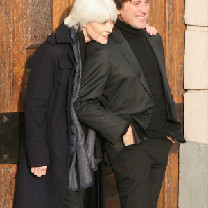 Son décès a été annoncé par son fils, Thomas Dutronc, ce mardi 11 juin 2024.
Françoise Hardy et son fils Thomas Dutronc se baladent le long des quais de l'île Saint-Louis à Paris, France, le 2 novembre 2016.