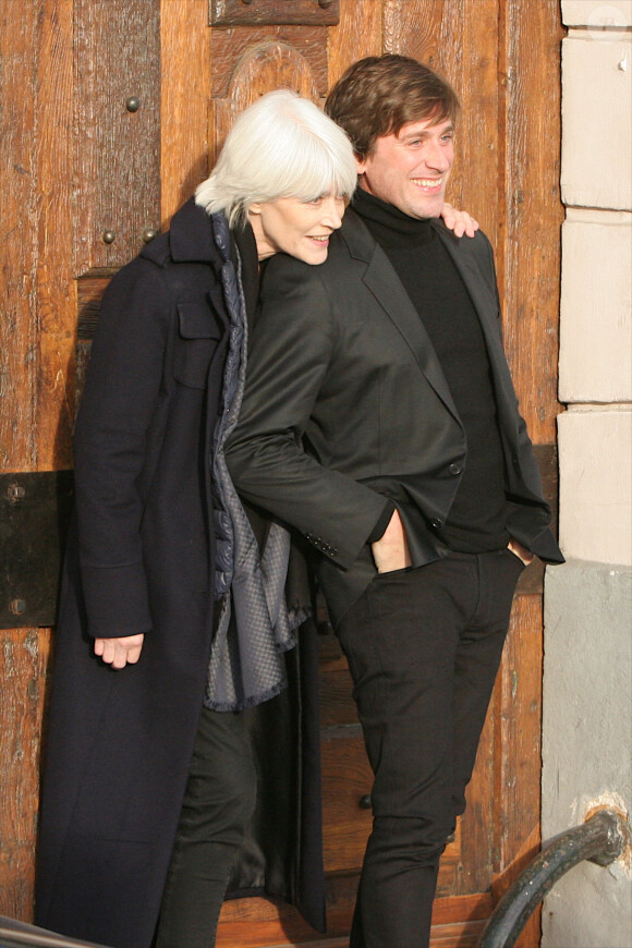 Son décès a été annoncé par son fils, Thomas Dutronc, ce mardi 11 juin 2024.
Françoise Hardy et son fils Thomas Dutronc se baladent le long des quais de l'île Saint-Louis à Paris, France, le 2 novembre 2016.