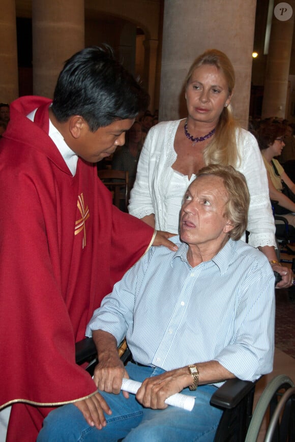 Archives - Exclusif - Frank Alamo et sa femme Claudy ont rencontré le prêtre Filipino à Bougival. Le 1er décembre 2010  Exclusive - No Web No Blog pour Belgique et Suisse 