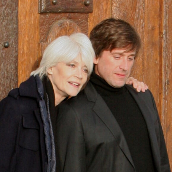 Exclusif - Françoise Hardy et son fils Thomas Dutronc se baladent le long des quais de l'Île Saint-Louis à Paris, France, le 2 novembre 2016. Françoise Hardy se dévoile dans "Un cadeau du ciel", son dernier livre aux Éditions des Équateur dans lequel elle revient sur son hospitalisation en mars dernier (15) pour son lymphome, en librairie, le 3 novembre.