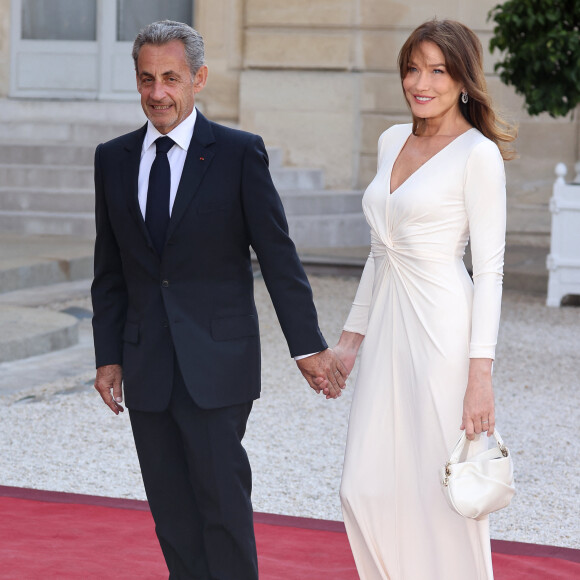 A la ville, l'ex-Président de la République est l'heureux papa de quatre enfants : Jean et Pierre nés de son mariage avec Marie-Dominique Culioli.
Nicolas Sarkozy et sa femme Carla Bruni-Sarkozy (robe Ralph Lauren) - Dîner d'état en l'honneur du président des Etats-Unis et sa femme au palais de l'Elysée à Paris, à l'occasion de leur visite officielle en France. Le 8 juin 2024 © Jacovides-Moreau / Bestimage 