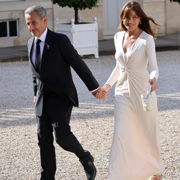 Nicolas Sarkozy et sa femme Carla Bruni-Sarkozy (robe Ralph Lauren) - Dîner d'état en l'honneur du président des Etats-Unis et sa femme au palais de l'Elysée à Paris, à l'occasion de leur visite officielle en France. Le 8 juin 2024 © Jacovides-Moreau / Bestimage 