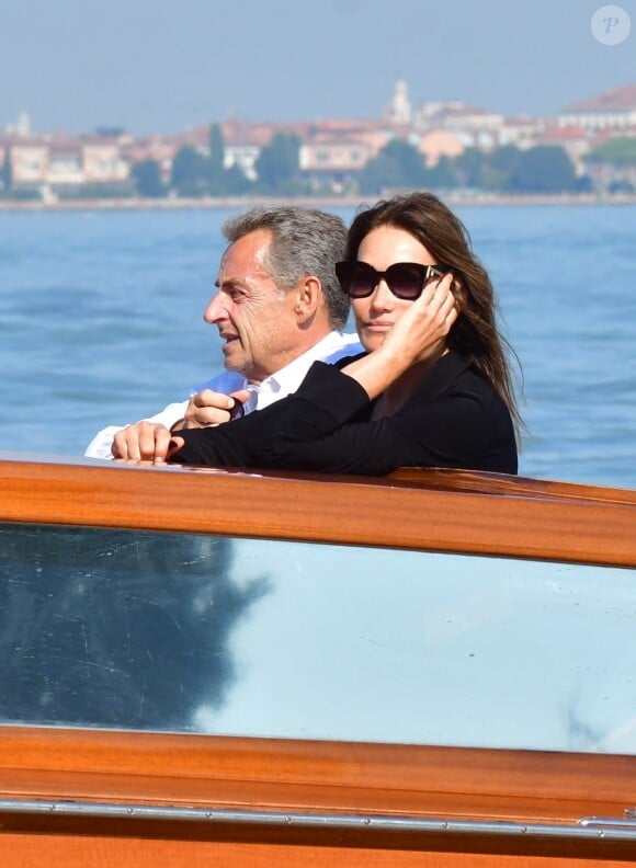 L'ancien président français Nicolas Sarkozy et sa femme Carla Bruni-Sarkozy arrivent à l'aéroport de Venise-Marco Polo et prennent un bateau-taxi lors du 80ème festival international du film de Venise, La Mostra, à Venise, Italie, le 2 septembre 2023. 