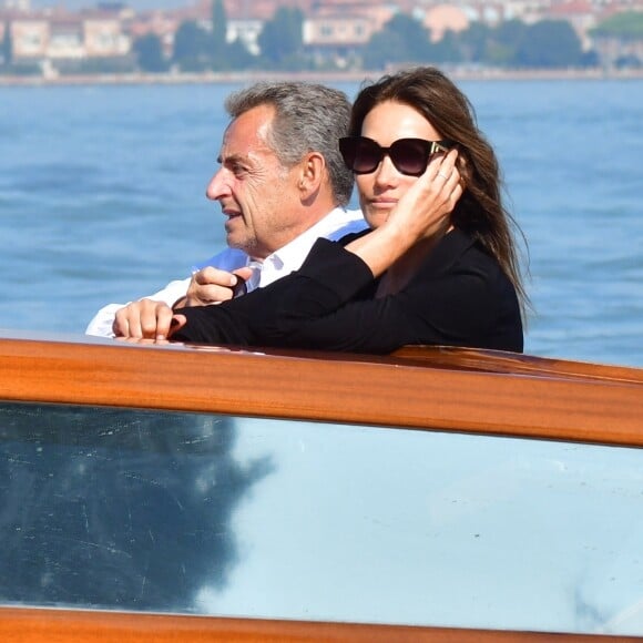 L'ancien président français Nicolas Sarkozy et sa femme Carla Bruni-Sarkozy arrivent à l'aéroport de Venise-Marco Polo et prennent un bateau-taxi lors du 80ème festival international du film de Venise, La Mostra, à Venise, Italie, le 2 septembre 2023. 