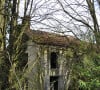 Cette maison était à la lisière d'une forêt et Jamel rêvait d'en faire une jolie maison familiale.
En lisière de la foret domaniale de Maurepas dans les Yvelines, la propriété achetée par l'acteur Jamel Debbouze est désormais devenue une ruine et un squat le 15 fevrier 2013.