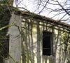 La maison a terminé en ruine, squattée et a même abrité un drame.
En lisière de la foret domaniale de Maurepas dans les Yvelines, la propriété achetée par l'acteur Jamel Debbouze est désormais devenue une ruine et un squat le 15 fevrier 2013.