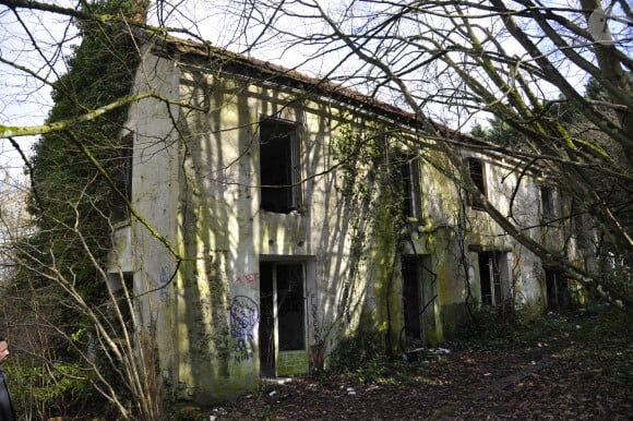 La maison a terminé en ruine, squattée et a même abrité un drame.
En lisière de la foret domaniale de Maurepas dans les Yvelines, la propriété achetée par l'acteur Jamel Debbouze est désormais devenue une ruine et un squat le 15 fevrier 2013.