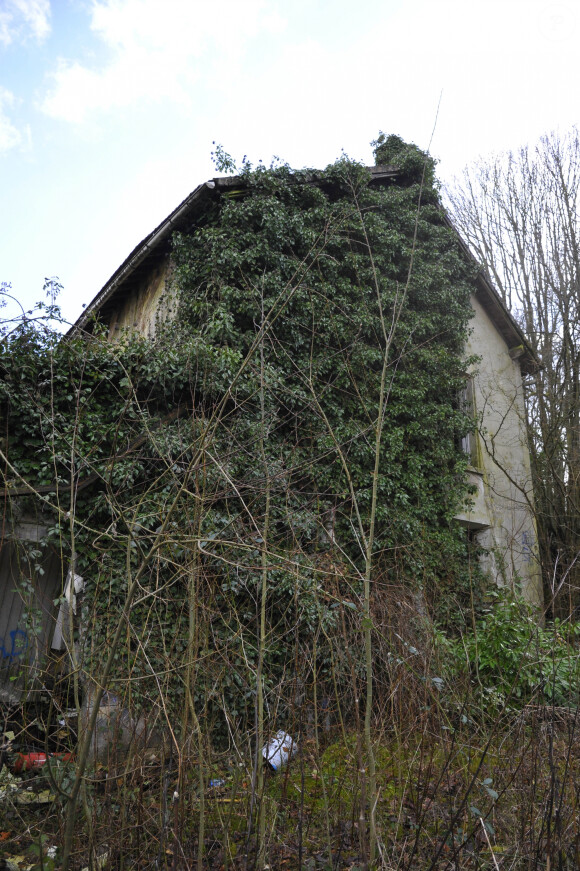 En lisière de la foret domaniale de Maurepas dans les Yvelines, la propriété achetée par l'acteur Jamel Debbouze est désormais devenue une ruine et un squat le 15 fevrier 2013.