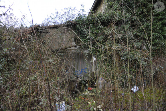 En lisière de la foret domaniale de Maurepas dans les Yvelines, la propriété achetée par l'acteur Jamel Debbouze est désormais devenue une ruine et un squat le 15 fevrier 2013.