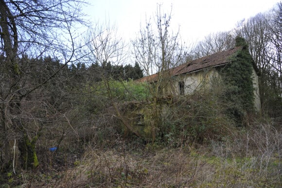 En lisière de la foret domaniale de Maurepas dans les Yvelines, la propriété achetée par l'acteur Jamel Debbouze est désormais devenue une ruine et un squat le 15 fevrier 2013.