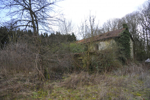 En lisière de la foret domaniale de Maurepas dans les Yvelines, la propriété achetée par l'acteur Jamel Debbouze est désormais devenue une ruine et un squat le 15 fevrier 2013.