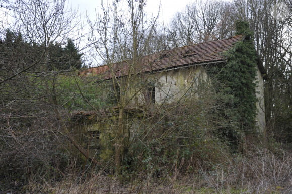 En lisière de la foret domaniale de Maurepas dans les Yvelines, la propriété achetée par l'acteur Jamel Debbouze est désormais devenue une ruine et un squat le 15 fevrier 2013.