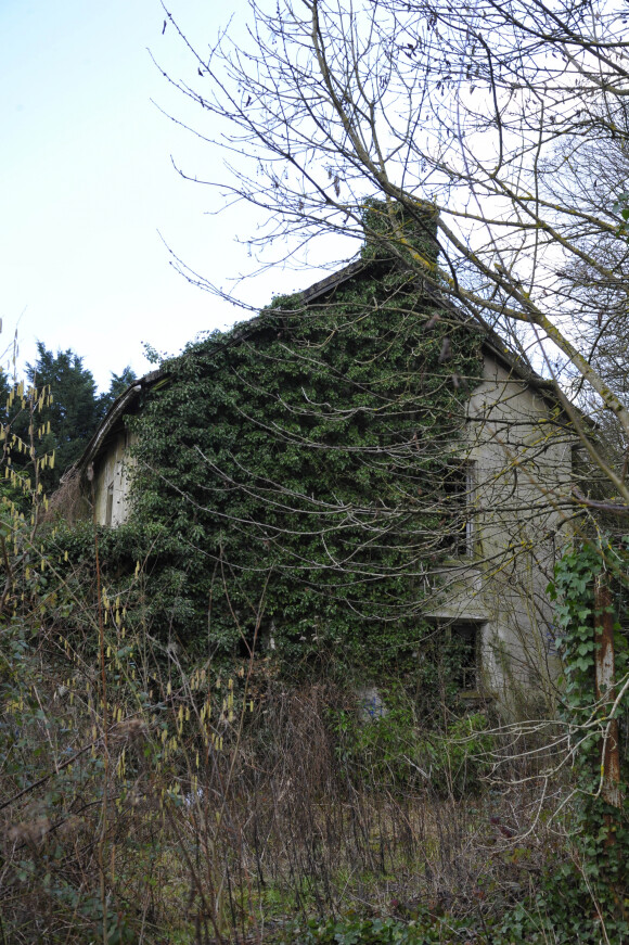 En lisière de la foret domaniale de Maurepas dans les Yvelines, la propriété achetée par l'acteur Jamel Debbouze est désormais devenue une ruine et un squat le 15 fevrier 2013.