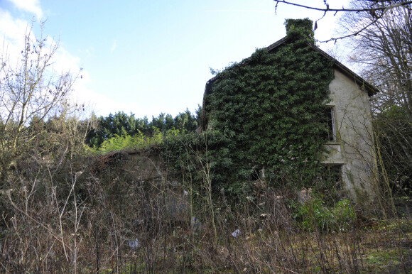 En lisière de la foret domaniale de Maurepas dans les Yvelines, la propriété achetée par l'acteur Jamel Debbouze est désormais devenue une ruine et un squat le 15 fevrier 2013.