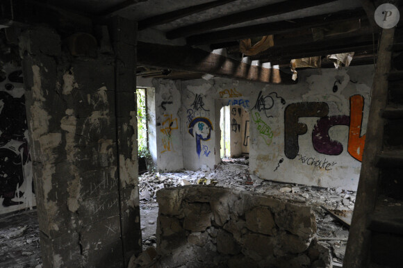 En lisière de la foret domaniale de Maurepas dans les Yvelines, la propriété achetée par l'acteur Jamel Debbouze est désormais devenue une ruine et un squat le 15 fevrier 2013.