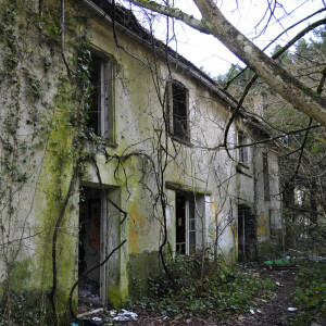 En lisière de la foret domaniale de Maurepas dans les Yvelines, la propriété achetée par l'acteur Jamel Debbouze est désormais devenue une ruine et un squat le 15 fevrier 2013.