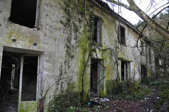 En lisière de la foret domaniale de Maurepas dans les Yvelines, la propriété achetée par l'acteur Jamel Debbouze est désormais devenue une ruine et un squat le 15 fevrier 2013.