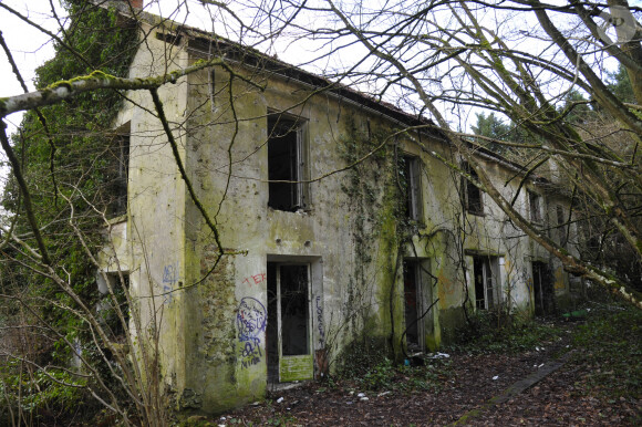 En lisière de la foret domaniale de Maurepas dans les Yvelines, la propriété achetée par l'acteur Jamel Debbouze est désormais devenue une ruine et un squat le 15 fevrier 2013.