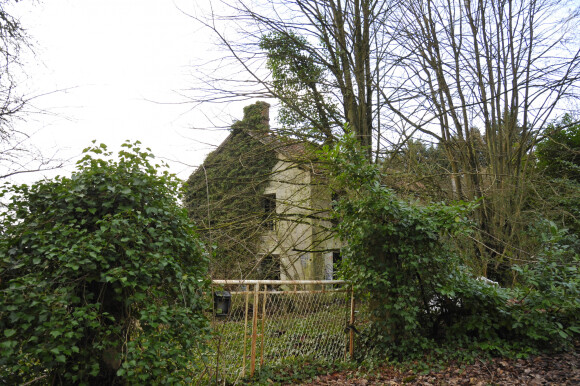 En lisière de la foret domaniale de Maurepas dans les Yvelines, la propriété achetée par l'acteur Jamel Debbouze est désormais devenue une ruine et un squat le 15 fevrier 2013.