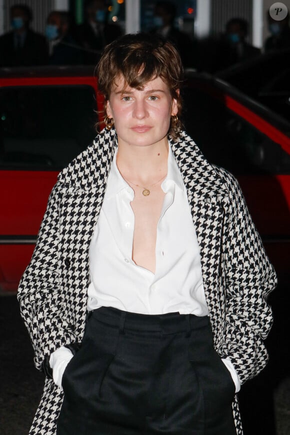 Héloïse Letissier (Christine and the Queens) - Arrivées au défilé de mode prêt-à-porter printemps-été 2021 "AMI Alexandre Mattiussi" sur le Pont de Sully à Paris. Le 3 octobre 2020 © Veeren Ramsamy-Christophe Clovis / Bestimage