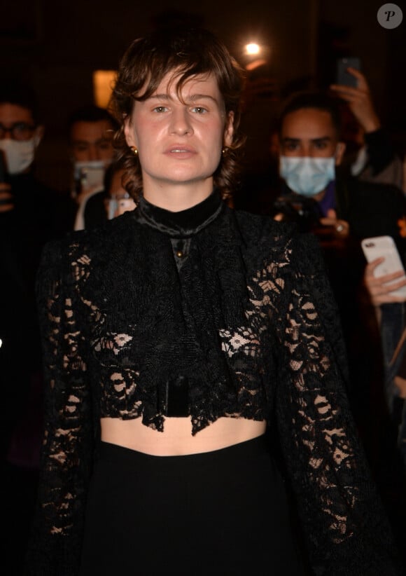 Héloïse Letissier (Christine and the Queens) - Arrivées au défilé de mode prêt-à-porter printemps-été 2021 "Balmain" à l'Institut National des Jeunes Sourds à Paris. Le 30 septembre 2020 © Veeren Ramsamy-Christophe Clovis / Bestimage