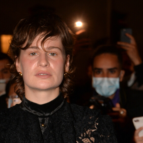 Héloïse Letissier (Christine and the Queens) - Arrivées au défilé de mode prêt-à-porter printemps-été 2021 "Balmain" à l'Institut National des Jeunes Sourds à Paris. Le 30 septembre 2020 © Veeren Ramsamy-Christophe Clovis / Bestimage