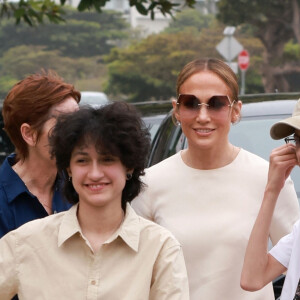 Exclusif - Les familles Affleck (Ben Affleck, son fils Samuel, ses filles Seraphina (aka Fin) et Violet, sa mère Christopher Anne Boldt et son ex-femme Jennifer Garner) et Lopez (Jennifer Lopez avec ses enfants Emme et Maximilian) réunies pour la cérémonie de remise de diplôme de Samuel à Los Angeles. Los Angeles, le 12 juin 2024.