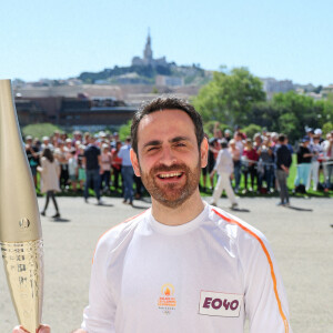 Mais TF1 s'opposerait à sa venue car Fun Radio fait partie de la concurrence
Camille Combal avec la torche lors de la première étape du relais de la flamme olympique à Marseille, France, le 9 mai 2024. Les porteurs de la torche doivent transporter la flamme olympique dans les rues de la cité phocéenne de Marseille, un jour après son arrivée sur le majestueux navire à trois mâts "Belem" pour la cérémonie d'accueil. Le relais de la torche olympique parcourra 12 000 kilomètres (7500 milles) à travers la France. © Dominique Jacovides/Bestimage  French torchbearer during the first stage of the Olympic Flame relay in Marseille, France, on May 9, 2024.