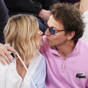 Le compagnon de Mélanie Thierry nous en dit plus dans une interview pour "Marie-Claire".
Mélanie Thierry et son compagnon le chanteur Raphaël - Célébrités dans les tribunes des Internationaux de France de tennis de Roland Garros 2024 à Paris, le 29 mai 2024. © Moreau / Jacovides / Bestimage 