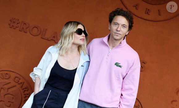 Mélanie Thierry et son compagnon, le chanteur Raphaël - Les célébrités au village lors des Internationaux de France de tennis de Roland Garros 2024 à Paris. Le 29 mai 2024. © Jacovides-Moreau / Bestimage 