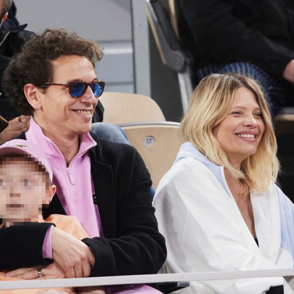 Le chanteur Raphaël, sa compagne Mélanie Thierry et leurs enfants Roman et Aliocha Haroche - Célébrités dans les tribunes des Internationaux de France de tennis de Roland Garros 2024 à Paris, le 29 mai 2024. © Moreau / Jacovides / Bestimage