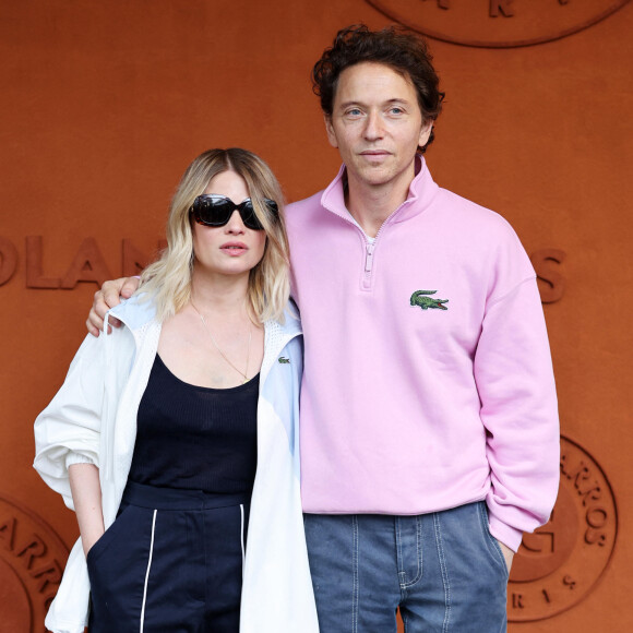 Mélanie Thierry et son compagnon, le chanteur Raphaël - Les célébrités au village lors des Internationaux de France de tennis de Roland Garros 2024 à Paris. Le 29 mai 2024. © Jacovides-Moreau / Bestimage