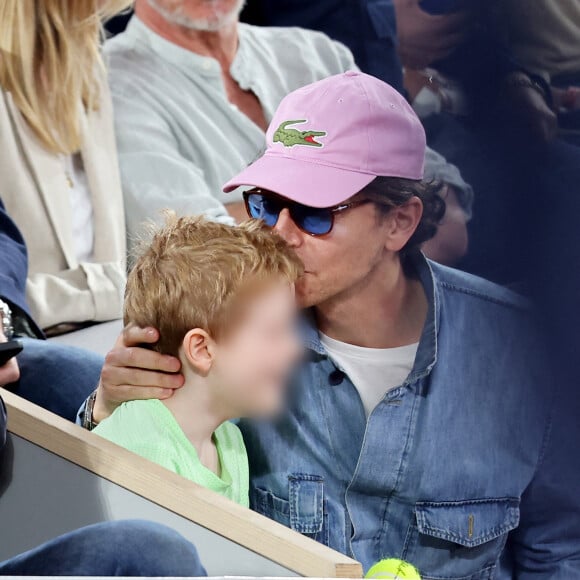 Le chanteur Raphael et son fils Aliocha dans les tribunes pour le premier tour des Internationaux de France de tennis de Roland Garros 2024 opposant R.Nadal (Rafa) à A.Zverev, à Paris, France, le 27 mai 2024. © Jacovides-Moreau/Bestimage