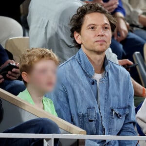 Une émission diffusée sur "France 2".
Le chanteur Raphael et son fils Aliocha dans les tribunes pour le premier tour des Internationaux de France de tennis de Roland Garros 2024 opposant R.Nadal (Rafa) à A.Zverev, à Paris, France, le 27 mai 2024. © Jacovides-Moreau/Bestimage