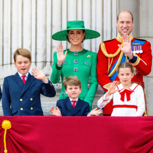 On attendait tous de revoir Kate Middleton lors d'un événement officiel et c'est le cas en ce samedi pour le Trooping the Colour.
Prince Louis, Prince William, Kate Middleton, Prince George, princesse Charlotte.