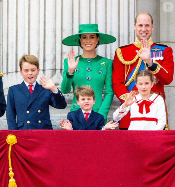 On attendait tous de revoir Kate Middleton lors d'un événement officiel et c'est le cas en ce samedi pour le Trooping the Colour.
Prince Louis, Prince William, Kate Middleton, Prince George, princesse Charlotte.