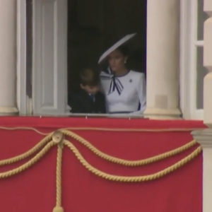 Un doux moment entre le petit prince et sa maman.
Kate Middleton discrètement installée au balcon, elle passe un moment privilégié avec Louis. Le 15 juin 2024.