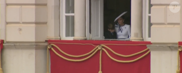 Un doux moment entre le petit prince et sa maman.
Kate Middleton discrètement installée au balcon, elle passe un moment privilégié avec Louis. Le 15 juin 2024.