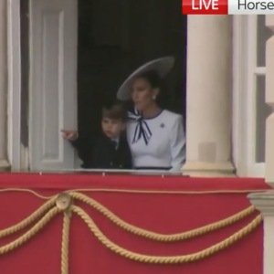 Des images diffusées par Sky News en direct ont montré une Kate plus câline que d'habitude. La princesse de Galles, pendant que Charles III voyait ses troupes défiler  

Kate Middleton discrètement installée au balcon, elle passe un moment privilégié avec Louis. Le 15 juin 2024.