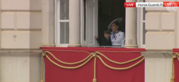 Des images diffusées par Sky News en direct ont montré une Kate plus câline que d'habitude. La princesse de Galles, pendant que Charles III voyait ses troupes défiler  

Kate Middleton discrètement installée au balcon, elle passe un moment privilégié avec Louis. Le 15 juin 2024.