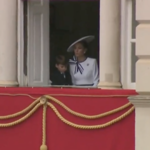  Le jeune garçon de 6 ans avait toute l'attention de sa maman contre laquelle il se blottissait.
Kate Middleton discrètement installée au balcon, elle passe un moment privilégié avec Louis. Le 15 juin 2024.